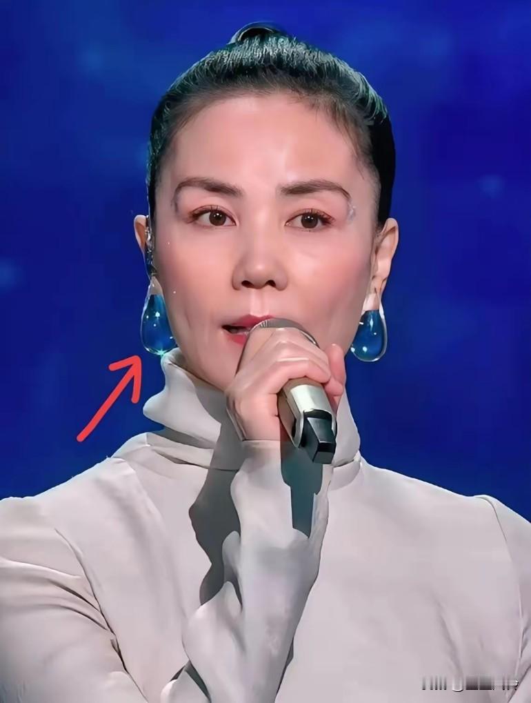 王菲的妆造真的好绝啊!每次都能让人眼前一亮，可是这次远超想象，这是怎么了像戴面具