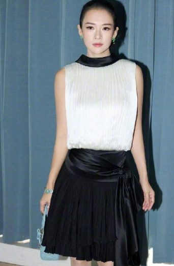 章子怡的高马尾造型简直绝了！利落的马尾高高束起，衬得她五官愈发精致，搭配简约的黑