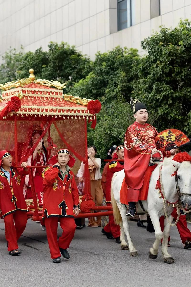 南宁出现的八抬大轿迎亲，不只是新人选的个性婚礼形式，更是传统婚俗回归的缩影，背后