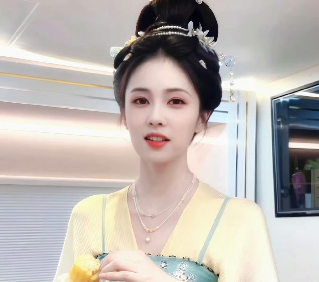 白鹿这阵子的状态变化真挺打眼的。瘦没了拍《唐宫》那阵儿，三四月份时脸上还带着点