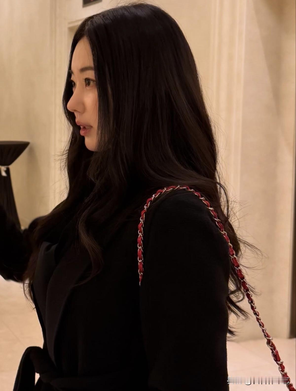 24日，演员金莎朗在Instagram上传了照片。照片中，金莎朗身穿一件别致的黑