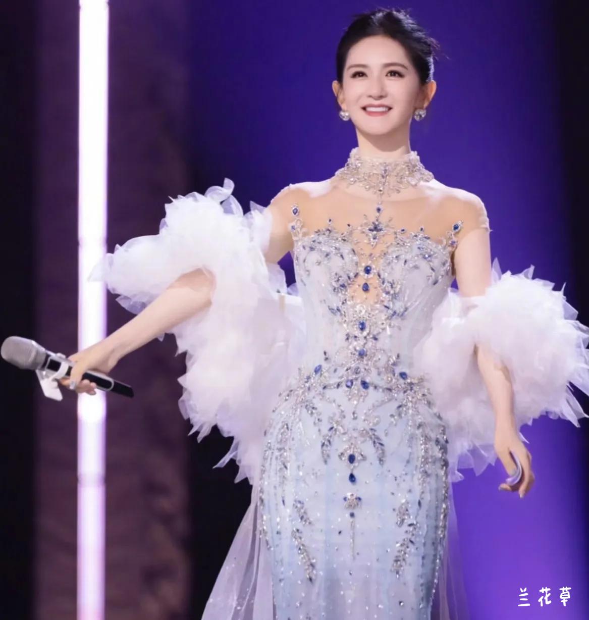 谢娜开演唱会，就够让人惊悚的了，她还全国巡演。她的专业是主持人，而非歌手，她能