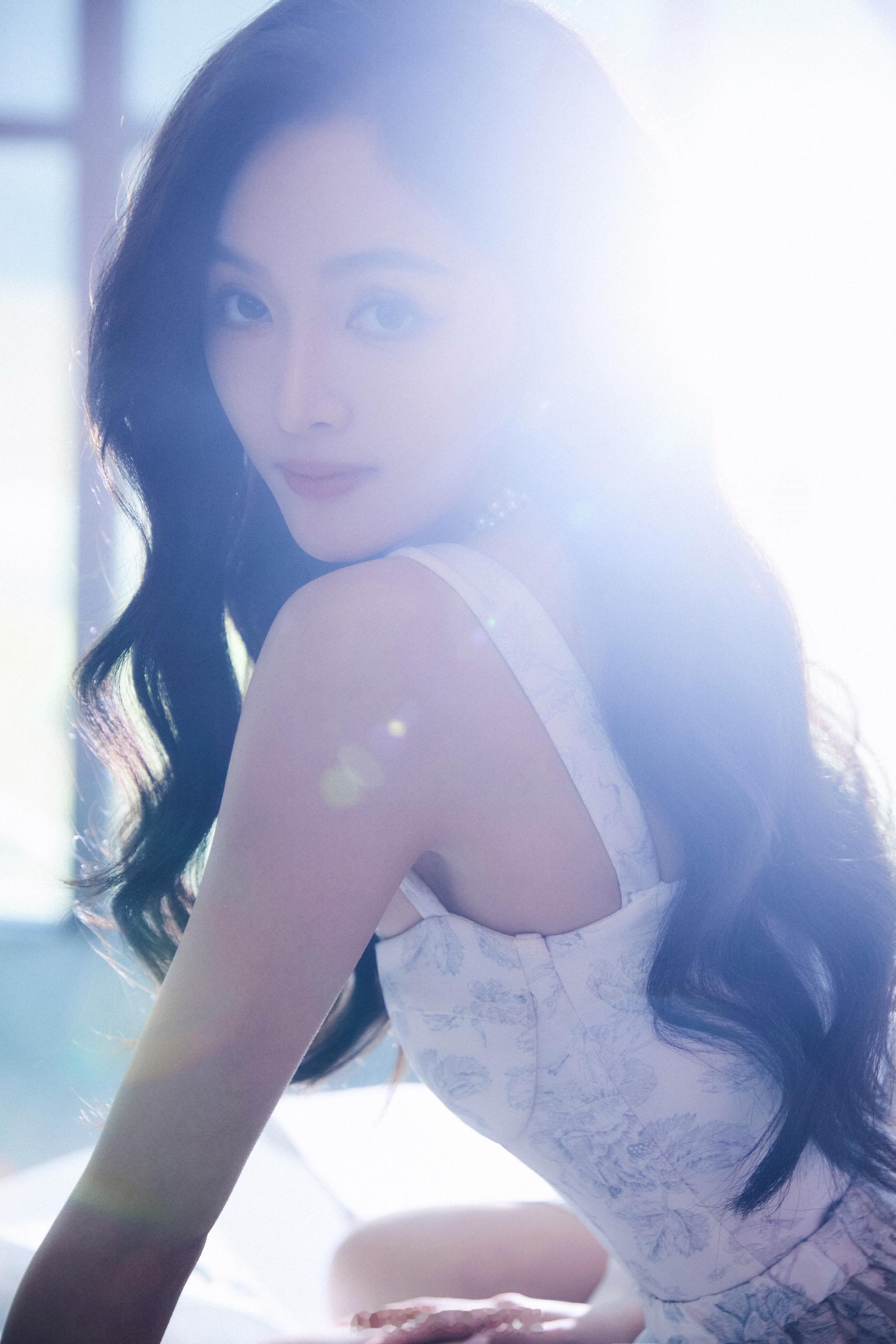 吴宣仪浪漫吊带印花裙娇俏迷人