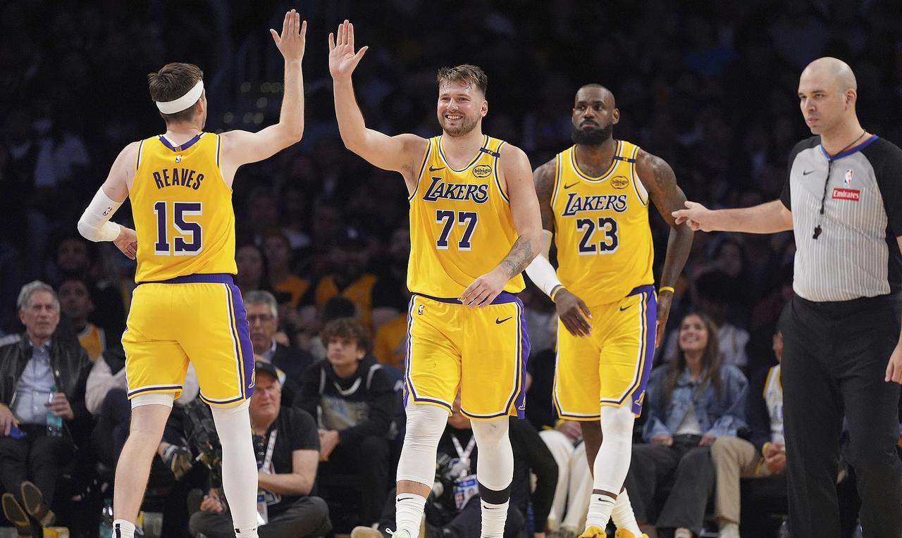 湖人和雷霆仍有差距，这是来自湖人队记的报道。湖人队记报道：目前联盟中只有掘金的实