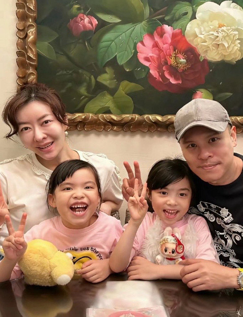 熊黛林的一对双胞胎，不得不说，这亲子鉴定费都可以省了…长得太像了