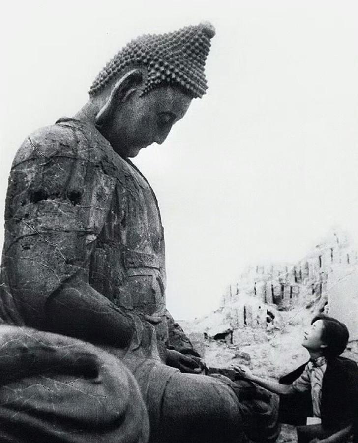 林徽因与佛的对视，真的意境十足，让人印象深刻，这是1934年8月，林徽因和丈夫梁