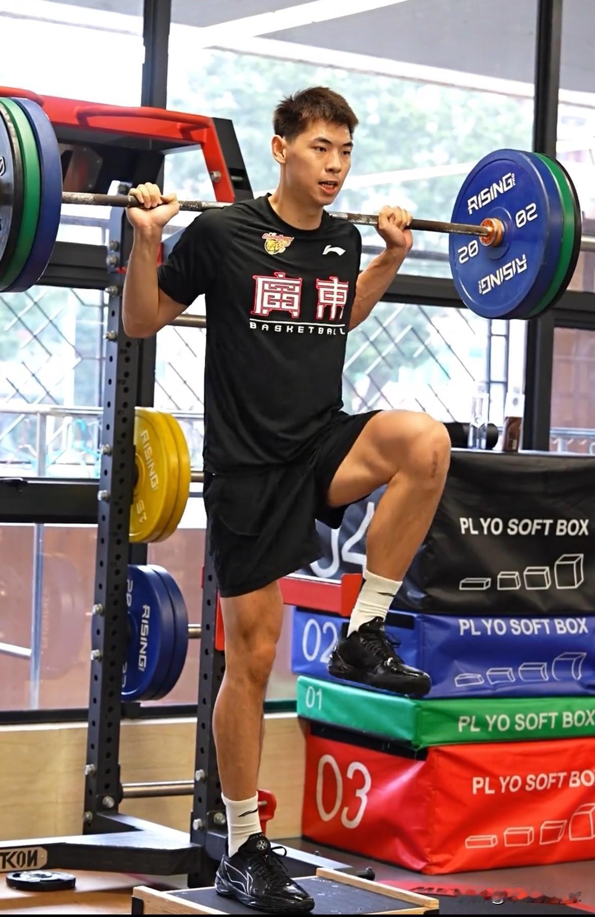 广东锁定争冠最后拼图，强力中锋联手崔永熙广东男篮第一阶段暴露出的内线短板，如今