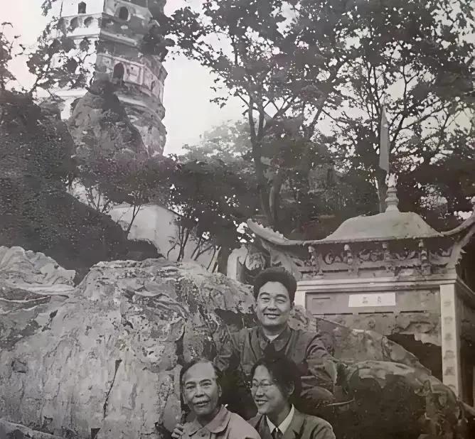 1965年，贺子珍被李敏和丈夫孔令华接到青岛，全家人在一起，团团圆圆，笑容满面，