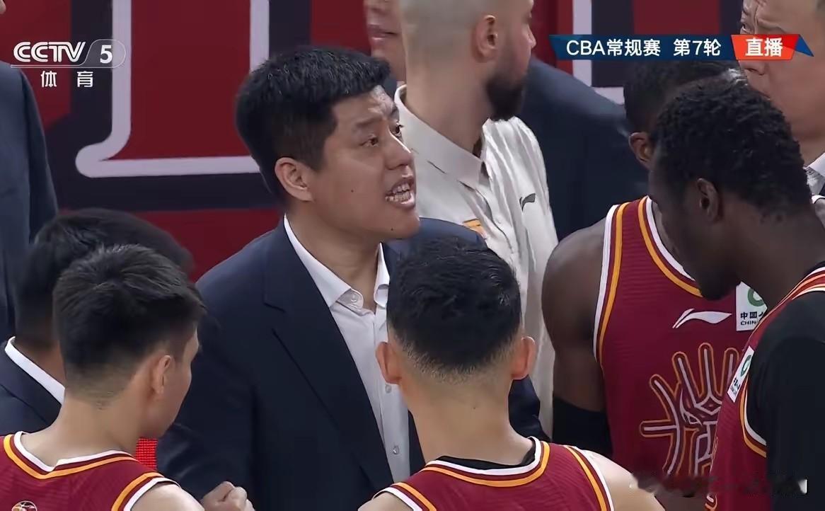 CBA惊现“废人战术”！主教练镜头下公然喊话针对徐杰，这哪是打球，分明是毁人饭碗