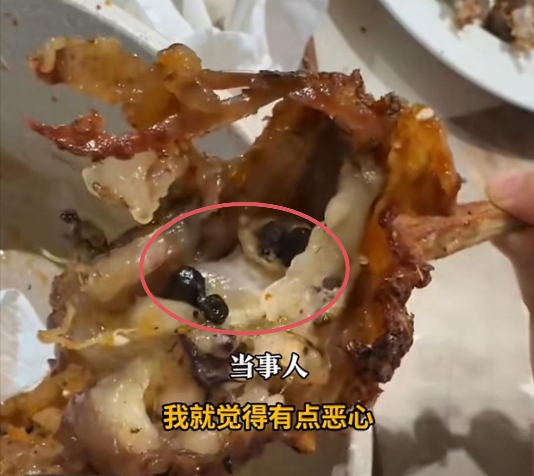 四川女子吃烤全羊，羊尾里吃出粪便！四川内江的一位女子，最近遇到了一件让她恶