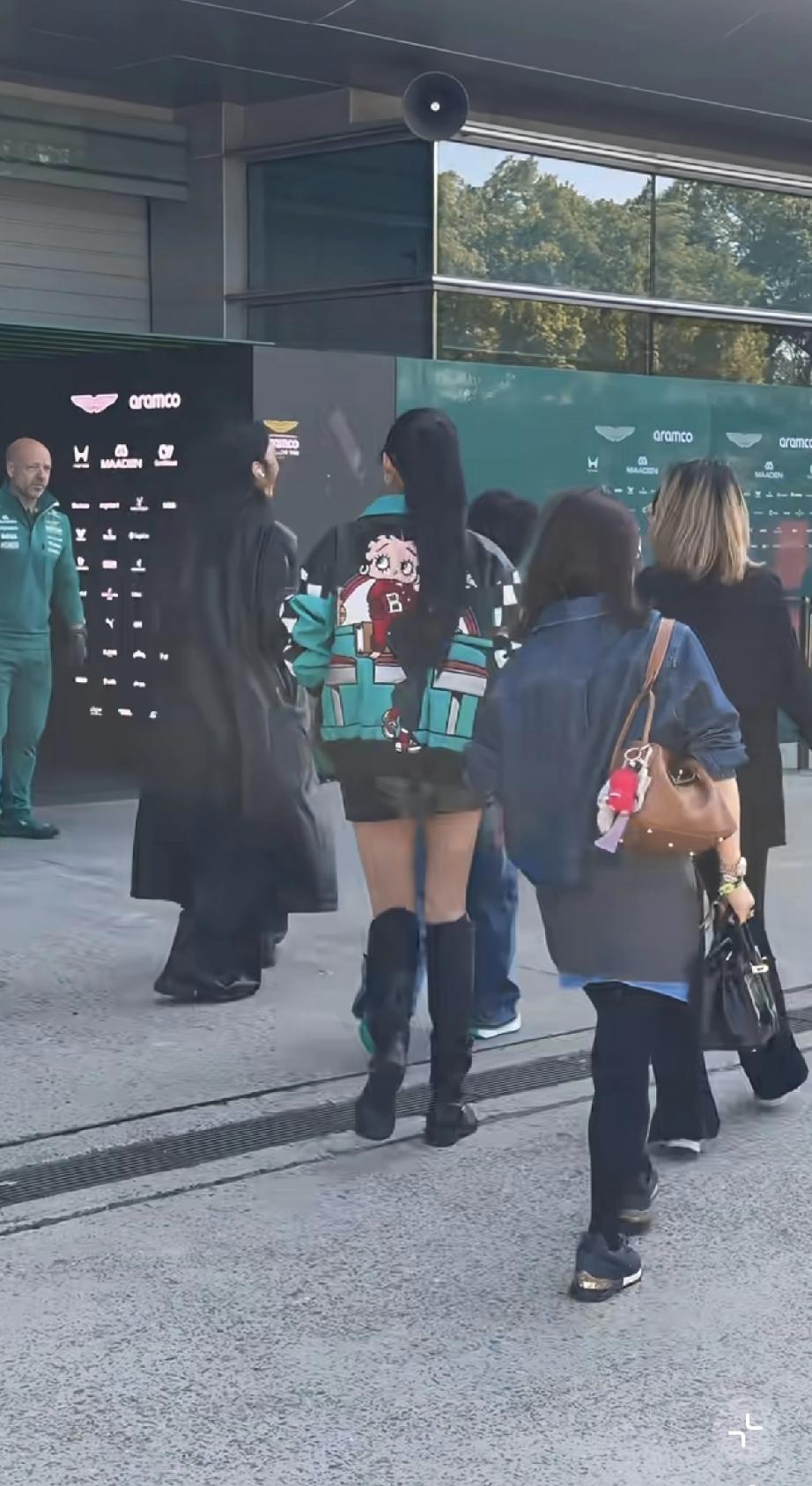 关晓彤路人镜头下个子好高，可惜走路有点外八字！3月14日，关晓彤现身f1上海