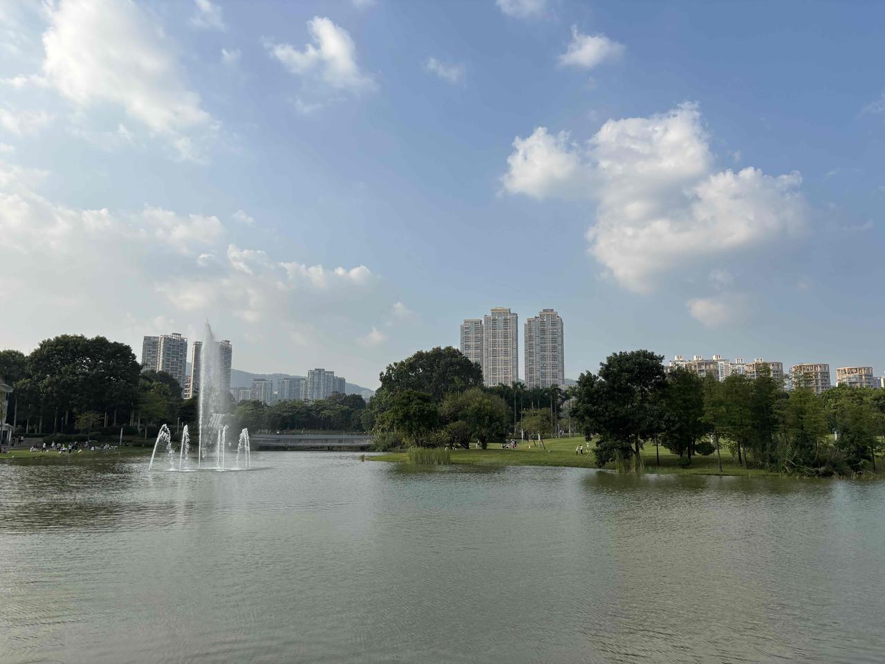 如果还年轻，能当班主任还是要去当，当班主任虽然挺累，但是收获也大！我们这边有一