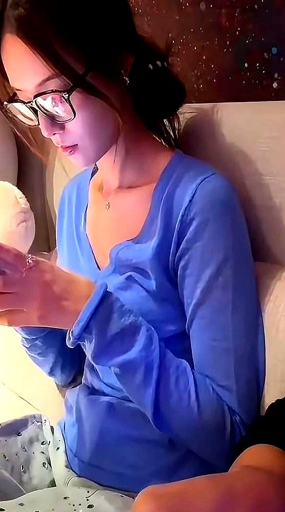 “你戴眼镜的样子，是我的最爱！”黄子韬对着镜头突然来了句表白。徐艺洋直接乐了，打趣反问，戴上这眼镜难