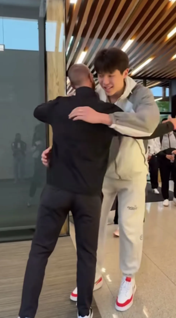 杨瀚森的第一次媒体见面会人气可超高！杨瀚森的英语水平真的不错，自己可以无障碍
