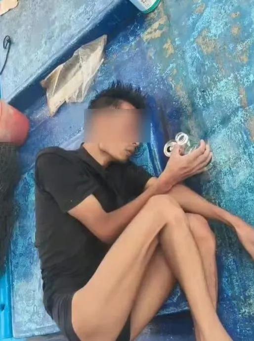 男子不吃不喝在海上漂浮六天后被救，网友的关注点全都在他饿了六天瘦到皮包骨。人