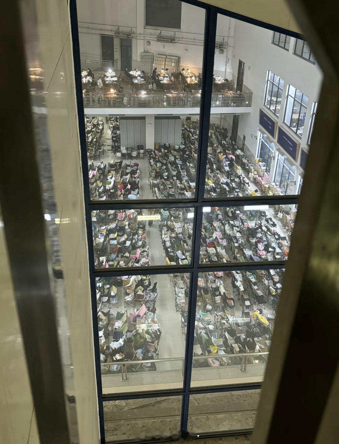 每次在四楼等电梯的时候都会去看一下背书区，密密麻麻的背书椅上摞着厚厚的资料