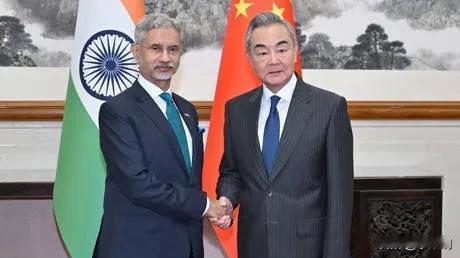 美国郁闷了！因为中国在限制向美国出口稀土的同时，率先恢复向印度出口稀土了