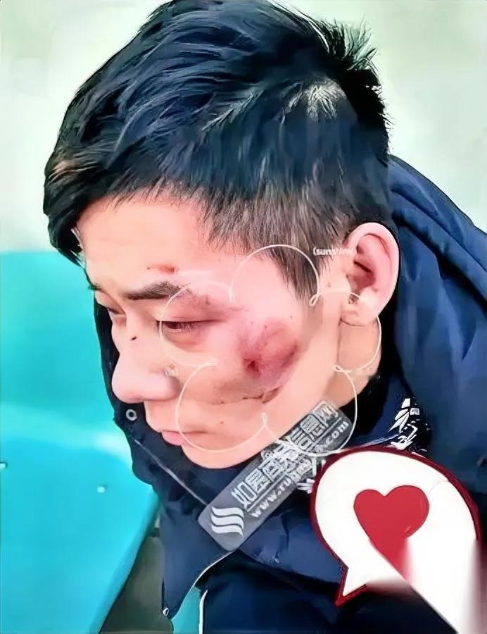 大半夜刷到个事我直接看傻了6个持棍混混追人，竟直接追到了武警营区大门口。