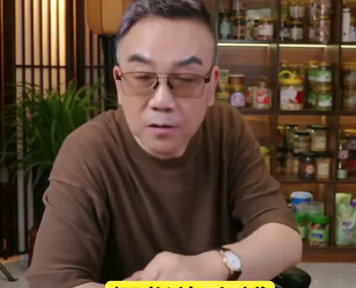 原来杨老五自立门户的初衷是为了搞真正的相声。真的饿不死，假货能挣钱。这是杨老五对