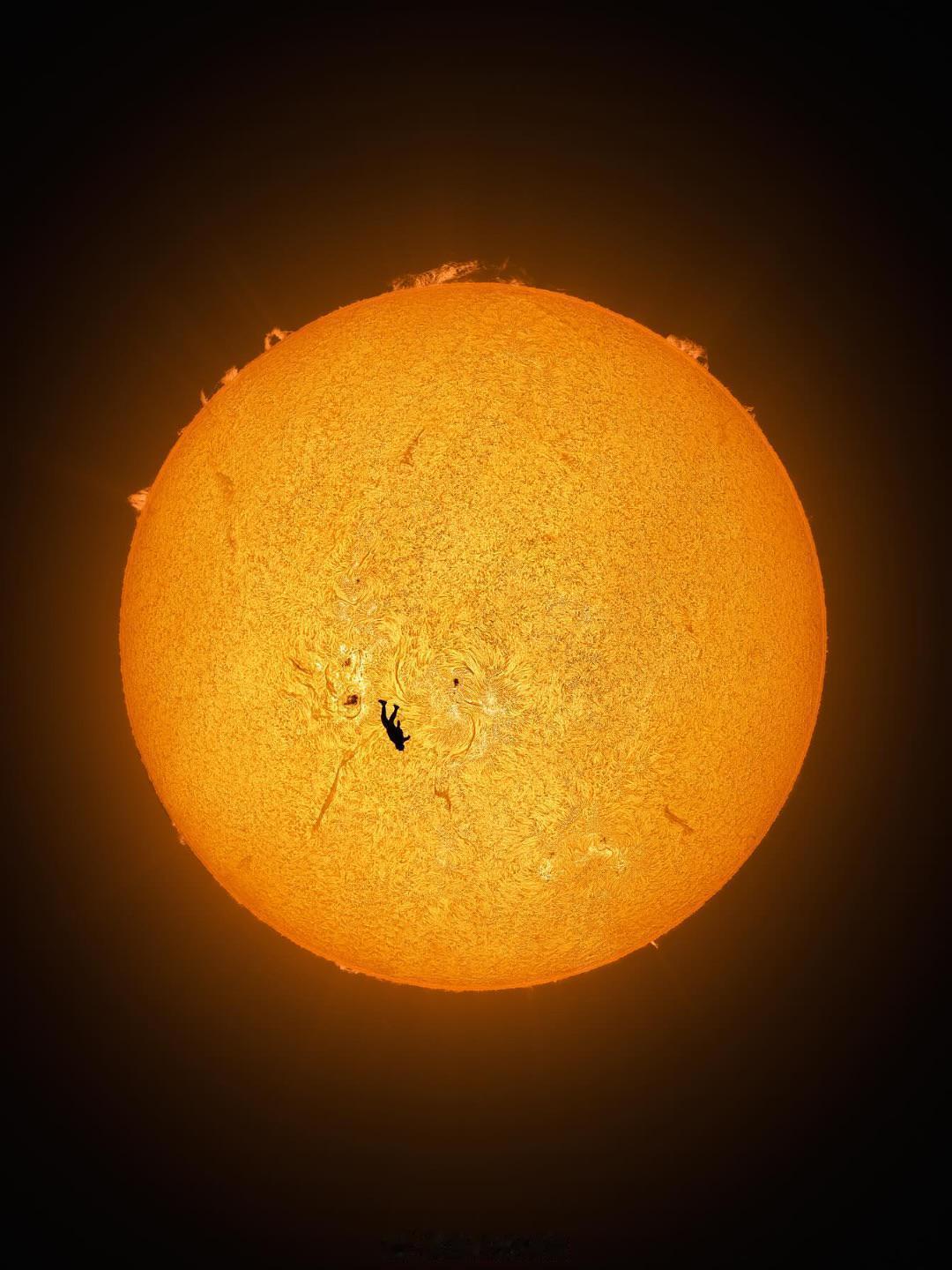 摄影师捕捉到跳伞运动员在太阳面前经过的壮观照片。