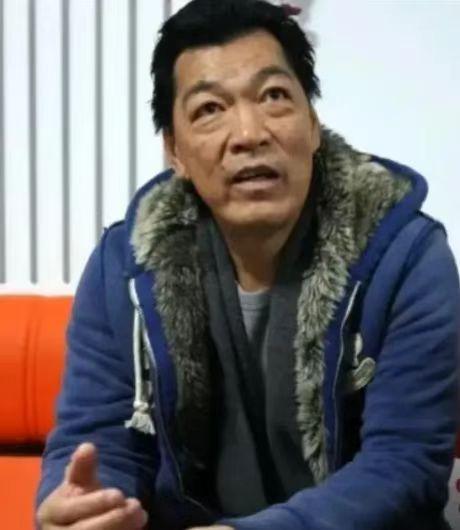 “大傻”成奎安去世后，大儿子独吞遗产，小儿子连学费都交不起，罗家英看不下去，带着