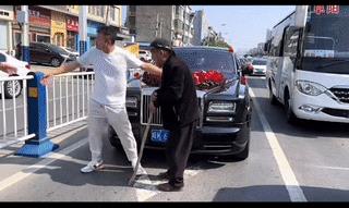 大爷拦婚车要喜钱，结局却亮了，众人直呼太好了。在城区的主干道上，一支婚车队伍被
