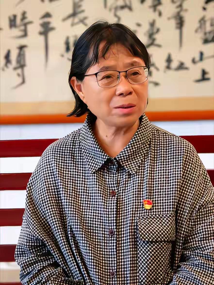 被传卸任女高校长3个月，央媒点名张桂梅，北大教授评价一针见血。那阵子网上闹得