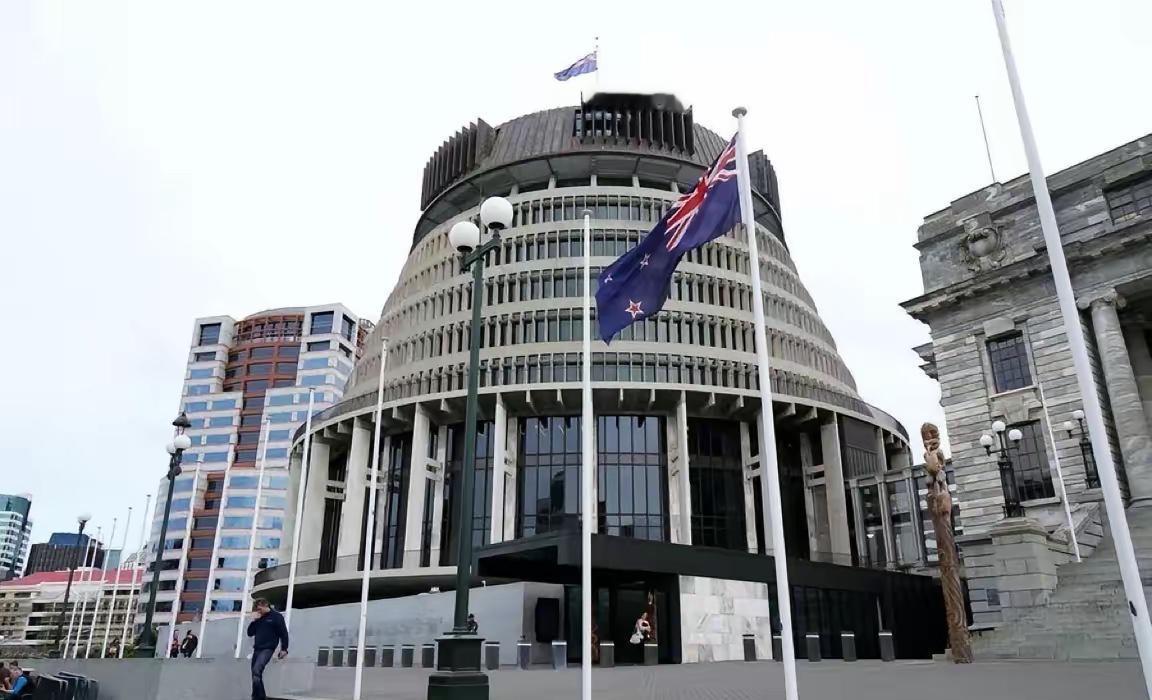 联合早报今天报道：“中国指一架新西兰军机抵近中国周边空域侦察滋扰后，新西兰军方为