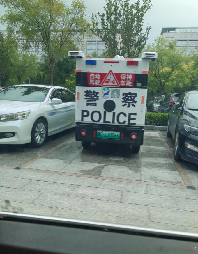 自动驾驶无人巡逻车，感觉安全感满满的，科技就是要提升我们的生活！点赞！​​​