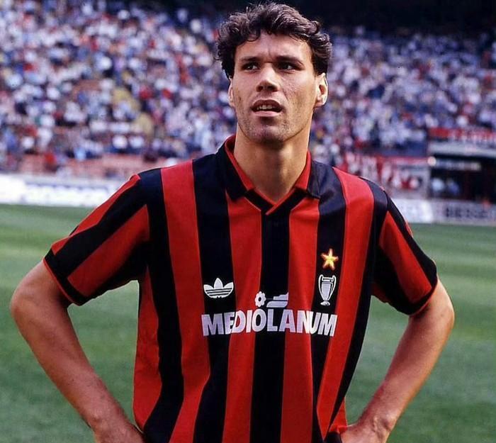 足坛历史“范”家和“马”家最强阵容对比！大家觉得哪个更强一些？前锋:范佩西