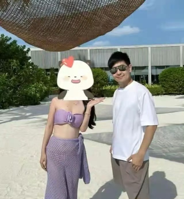 50岁林志颖马尔代夫度假！双手插兜照封神，唯美海滩挡不住的沧桑！