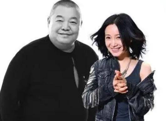 2018年，臧天朔临终前，屏退全部家人，包括他的妻子李梅，唯独留下了斯琴格日乐，