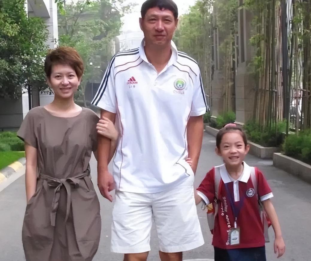 2002年，黎兵净身出户。成都银都花园的房子，归了空姐前妻。协议签完，他留下钥匙