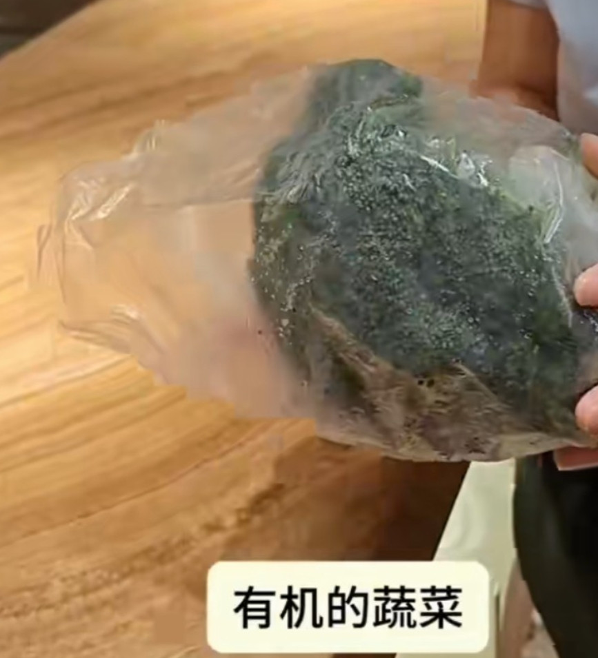 一顾客想要看看西贝的冰冻西兰花，这次员工从后台拿出了一个新鲜西兰花，还自信地把小