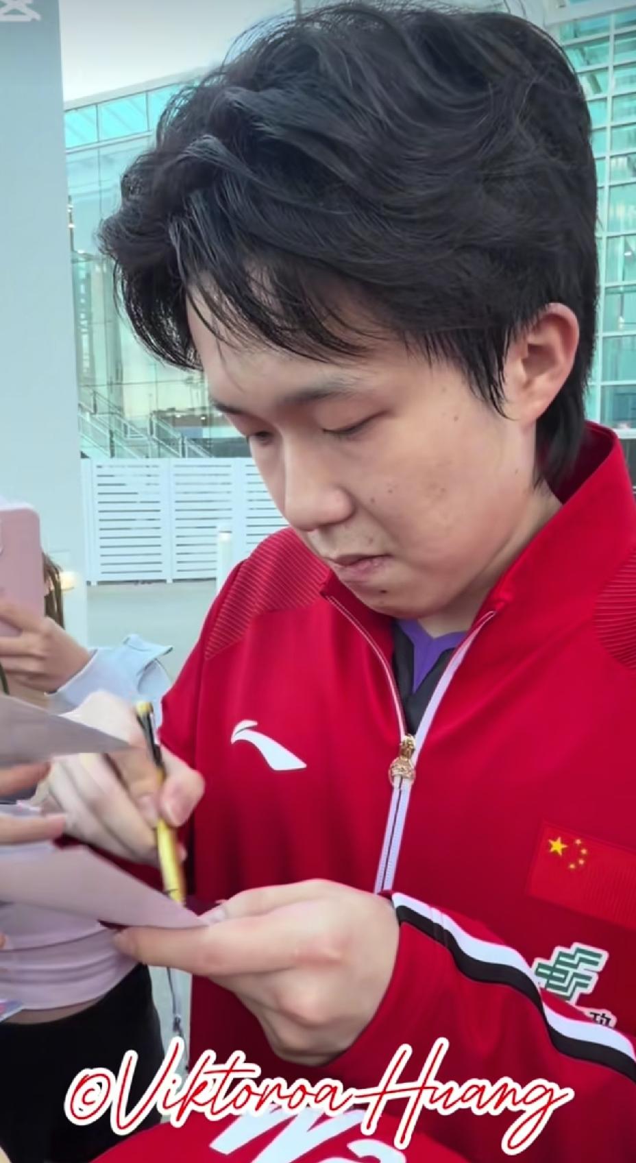 王队还是一如既往的幽默，给球迷签名直言，“咱都自觉点，我就一个人一个好吧，