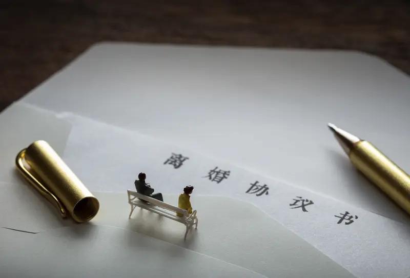 年薪80万的我，被“听话”的丈夫递了离婚协议：我以为的掌控，原来是他的退让