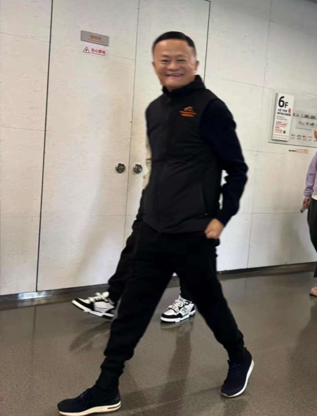 在厕所里，撞上了马云老师。