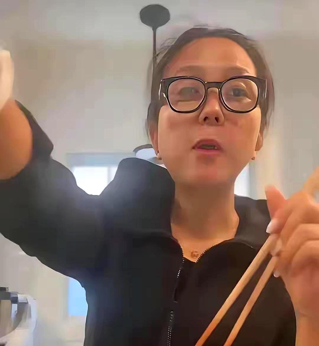 赚着上百万的出场费，却在深夜守着几千块的账户余额。何洁辞退了保姆和司机。白