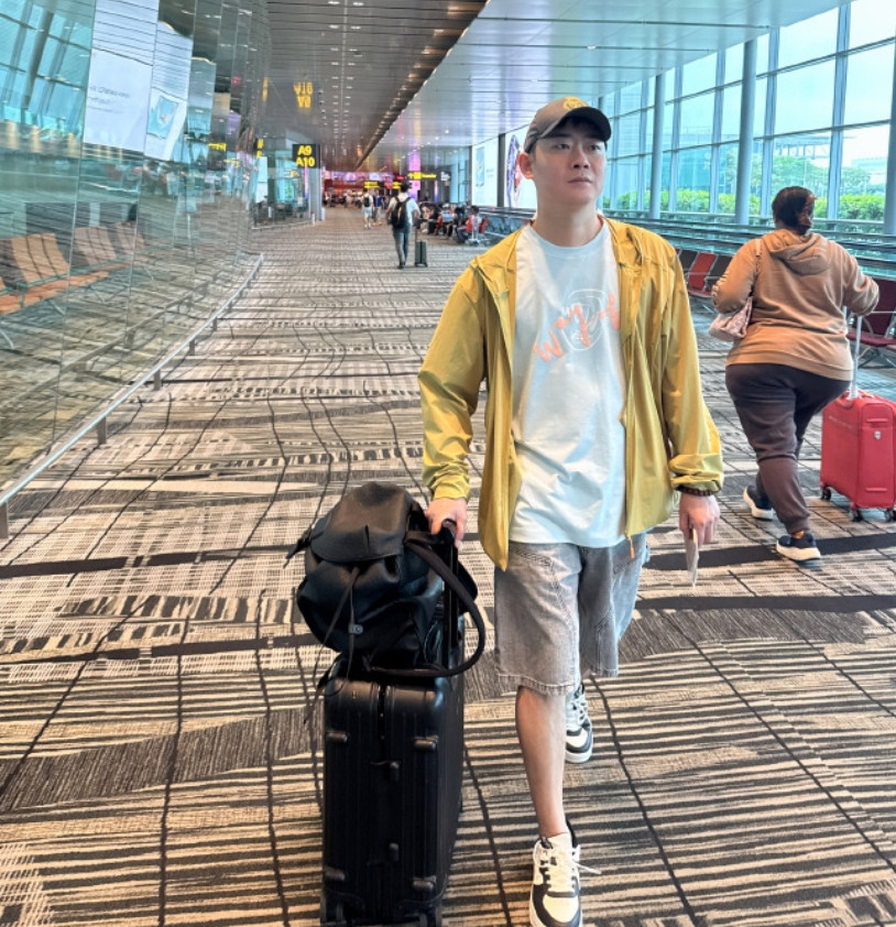 刚刚！德云社副总栾云平在新加坡樟宜国际机场发文。栾云平说道：回家家喽，顺利。一个