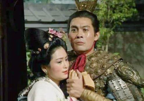当年，拍吕布戏貂蝉这场戏时，面对貌美如花的陈红，张光北迟迟入不了戏，导演说：“待