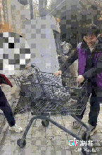 “偷东西还能这么理直气壮吗？”一超市开业没多久，就丢失很多购物车，所以，就有工作