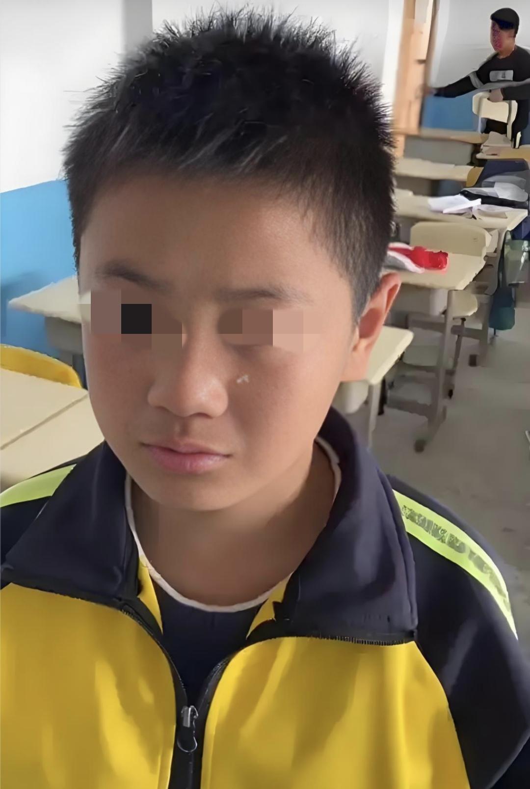 陕西西安一个班主任正在办公室批评一个男孩。她问：“你妈妈是做什么工作的？”男孩回