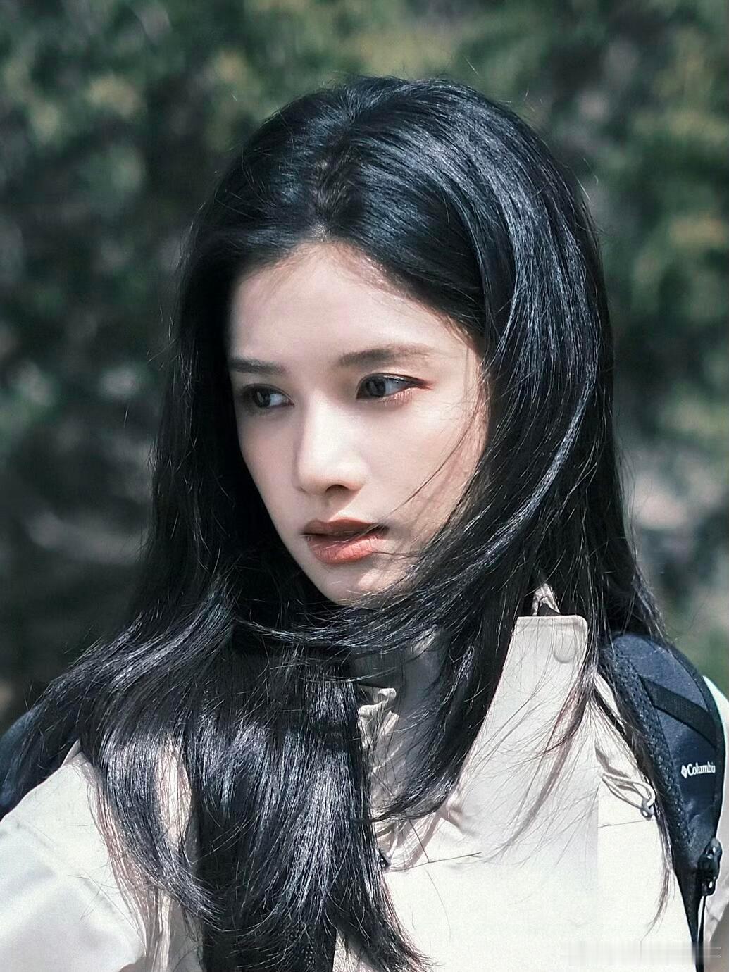 张婧仪奢牌就算了！她怎么连穿登山服都这么适配之前出圈的红围巾后，登山