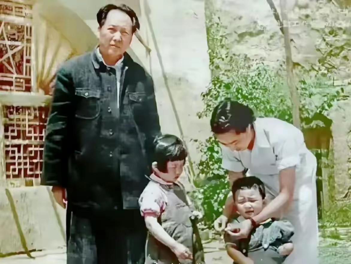 毛主席：天伦之乐与中国未来！延安岁月，毛主席夜以继日工作之余，在窑洞小院，幸