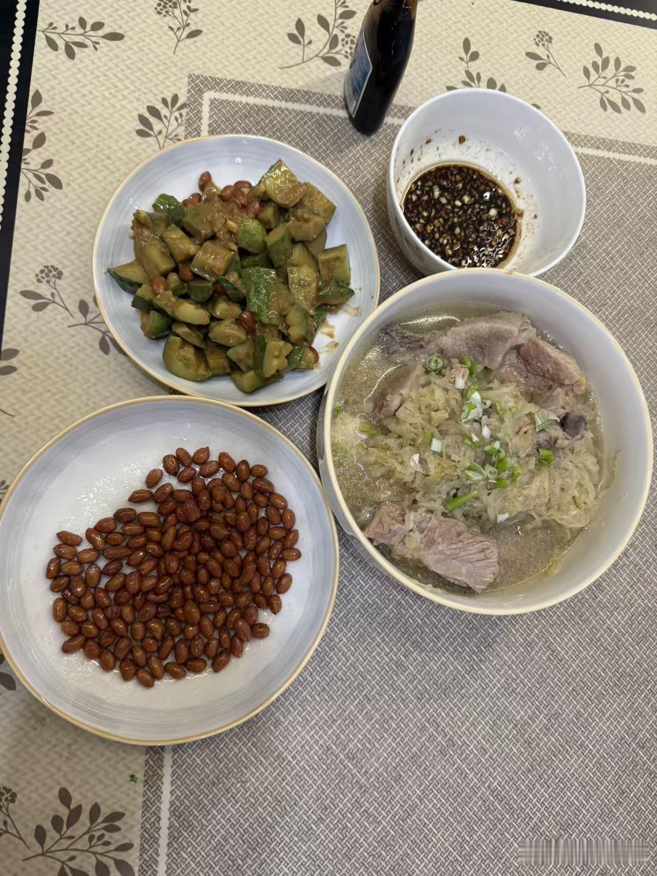 今天挺暖和的☀️，中午和闺女视频问她想吃点啥？闺女说要吃排骨。然后我就去肉铺买了