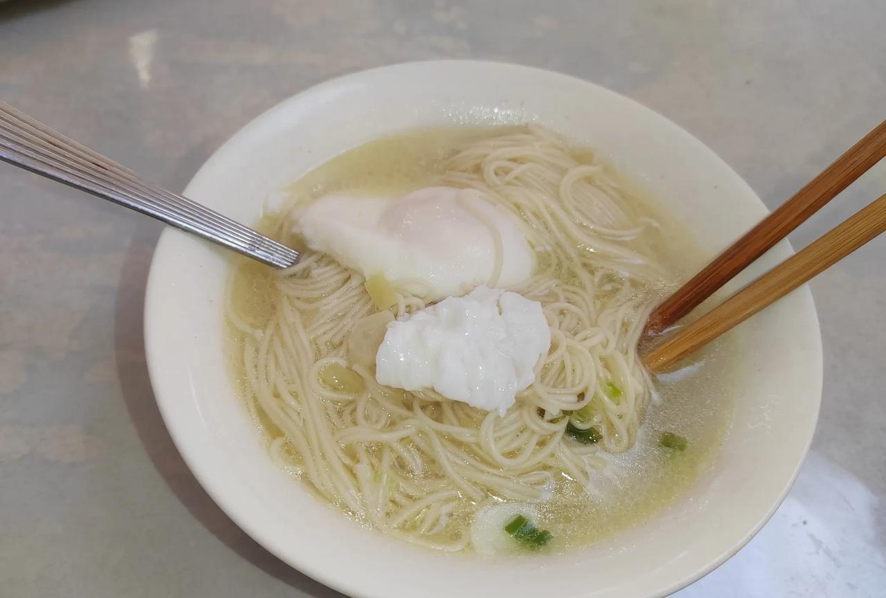 今天是我的生日（6月25日），忙完了早餐，自己给自己煮了一碗面条，祝福自己生日快