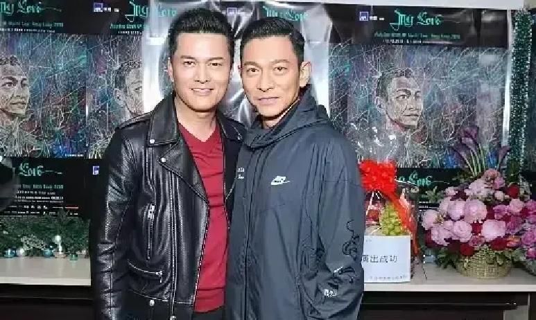 67岁吕良伟像40岁上周澳门电影节生图流出，他穿西装腰板笔直，脸没松垮。网