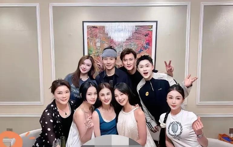 黄圣依在上海举办私人家宴，这是她离婚后首次举办。她邀请了黄龄和蓝盈盈两位好友