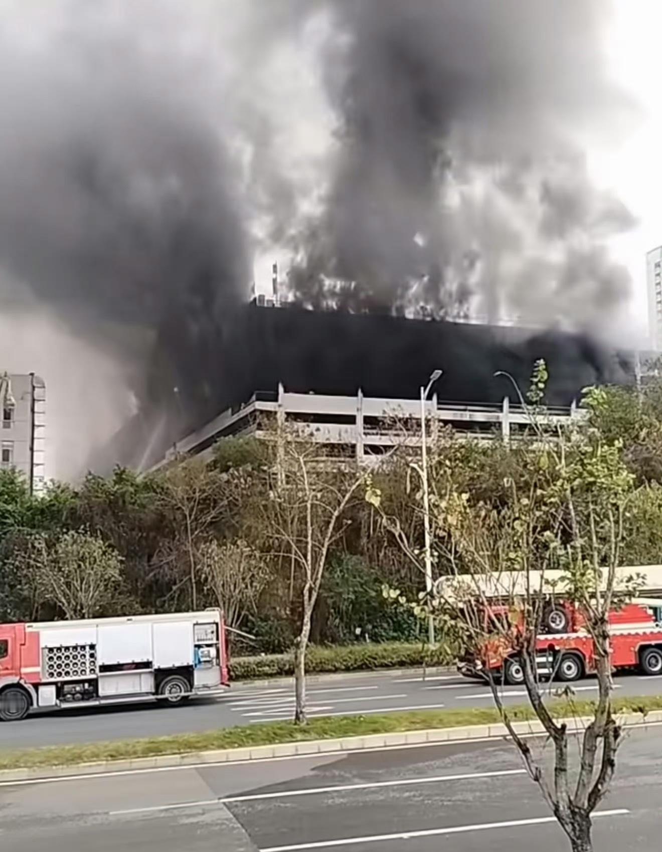 一大早，看到比亚迪公司起火的消息，从网传的现场视频、照片来看：深圳市坪山区比亚迪