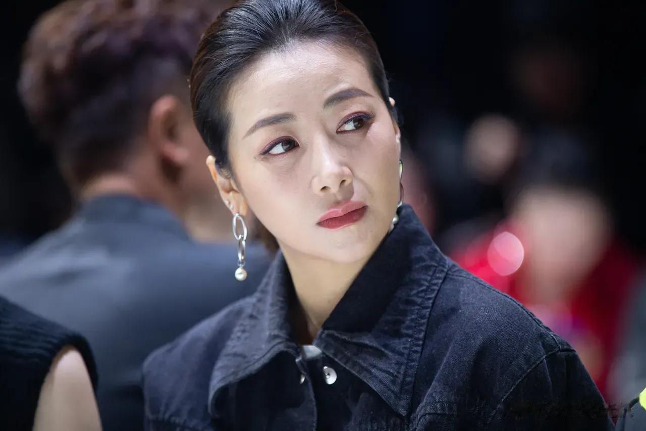 50岁了还能这么年轻貌美，真的不容易！难怪能嫁鲜肉老公，两人在一起特别相配，完全